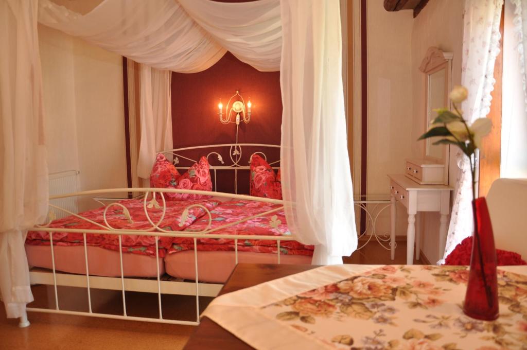 
Ein Bett oder Betten in einem Zimmer der Unterkunft Ferienwohnungen Vier Napoleonslinden

