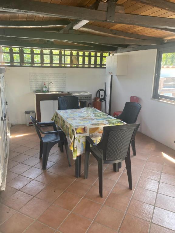 een eetkamer met een tafel en stoelen bij Casa di Paola mare Ardea in Ardea