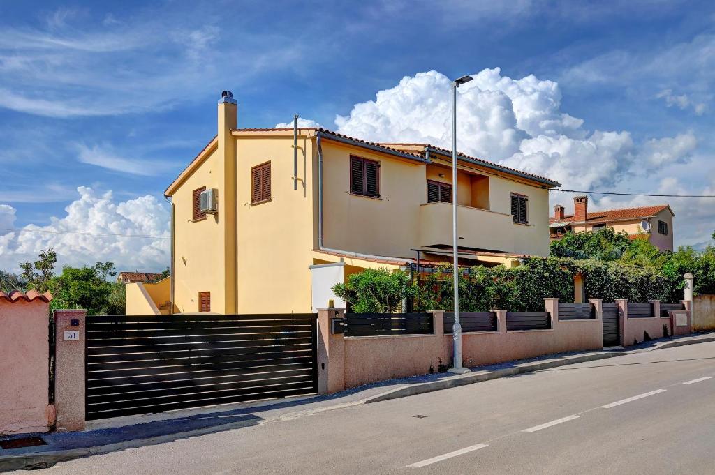 Apartments with parking space Fazana - 7207