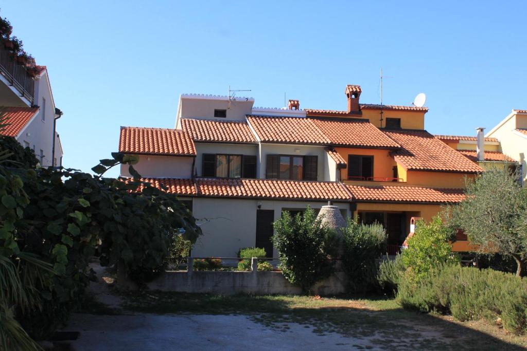 Apartments with parking space Fazana - 7205
