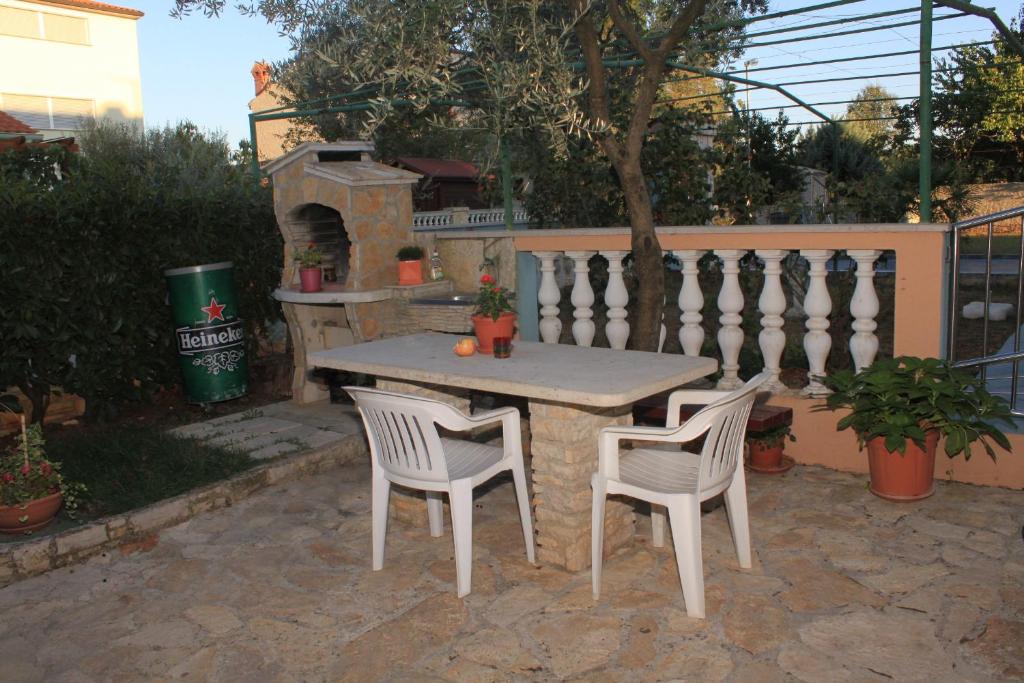 Patio alebo iná vonkajšia časť ubytovania Apartment Fazana 7284c