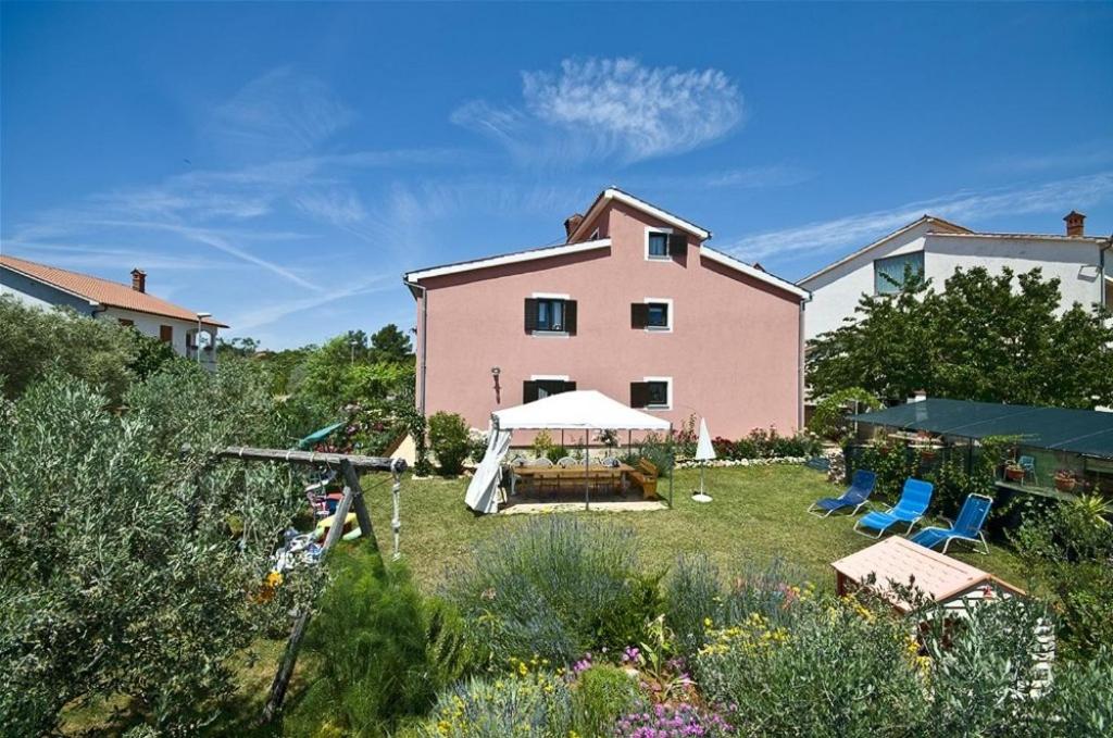 Fotografia z galérie ubytovania Apartments for families with children Fazana - 7255 v destinácii Marana