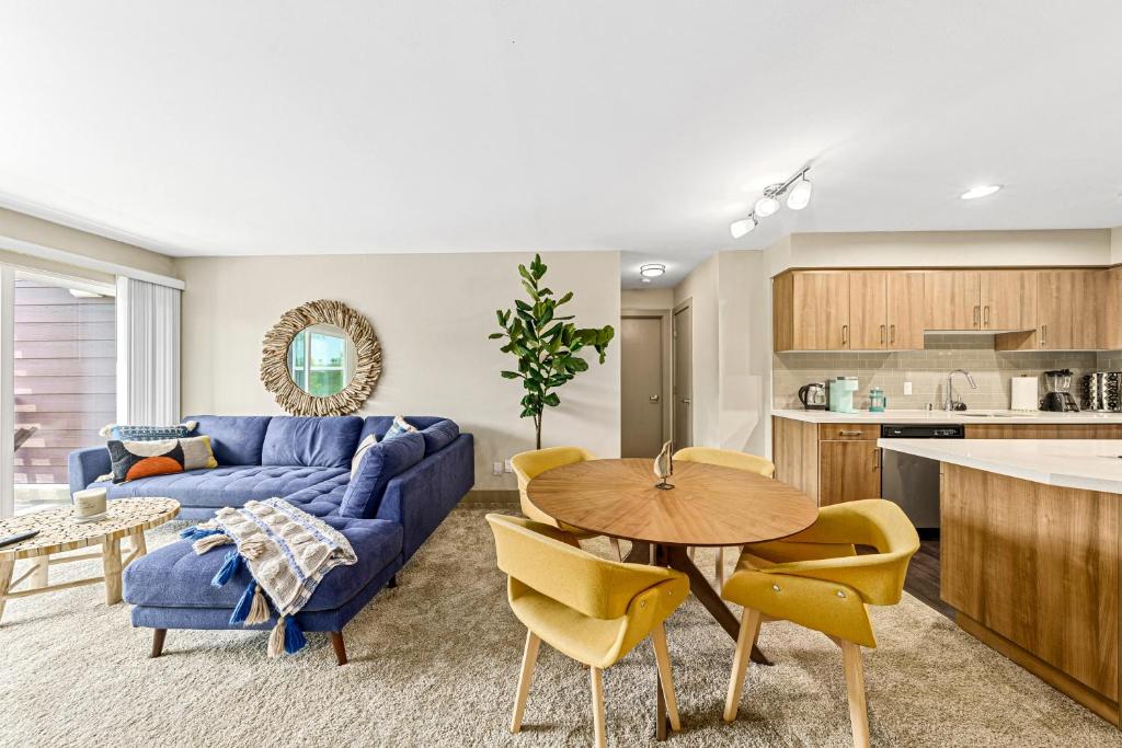 Beautiful Beachside Apartment With Marina View في لوس أنجلوس: غرفة معيشة مع أريكة زرقاء وطاولة