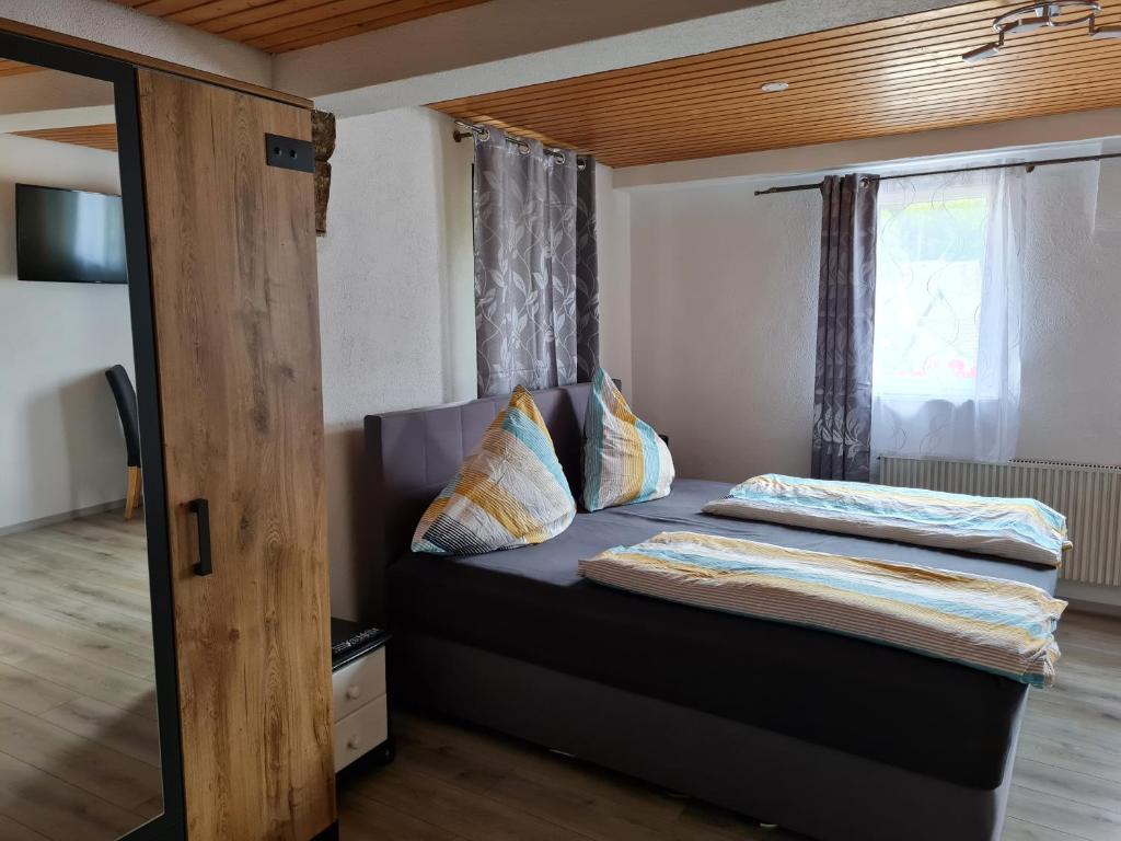 1 dormitorio con cama y ventana en Zum Goldenen Fass en Nassau