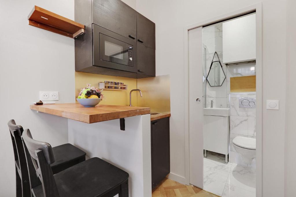 kuchnia z blatem, zlewem i toaletą w obiekcie Cozy studio - 2P - Gare de l'Est w Paryżu