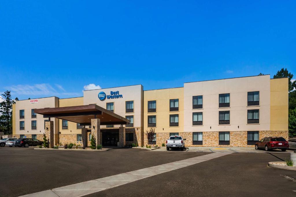 an office building with a car parked in front of it at Best Western Colfax in Colfax