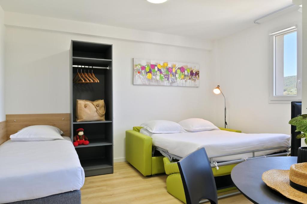 Łóżko lub łóżka w pokoju w obiekcie Résidence Easy Lodge