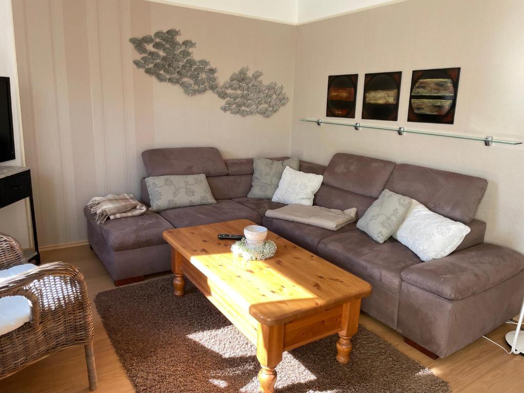 a living room with a couch and a coffee table at Ferienhaus Strandgut in Zingst