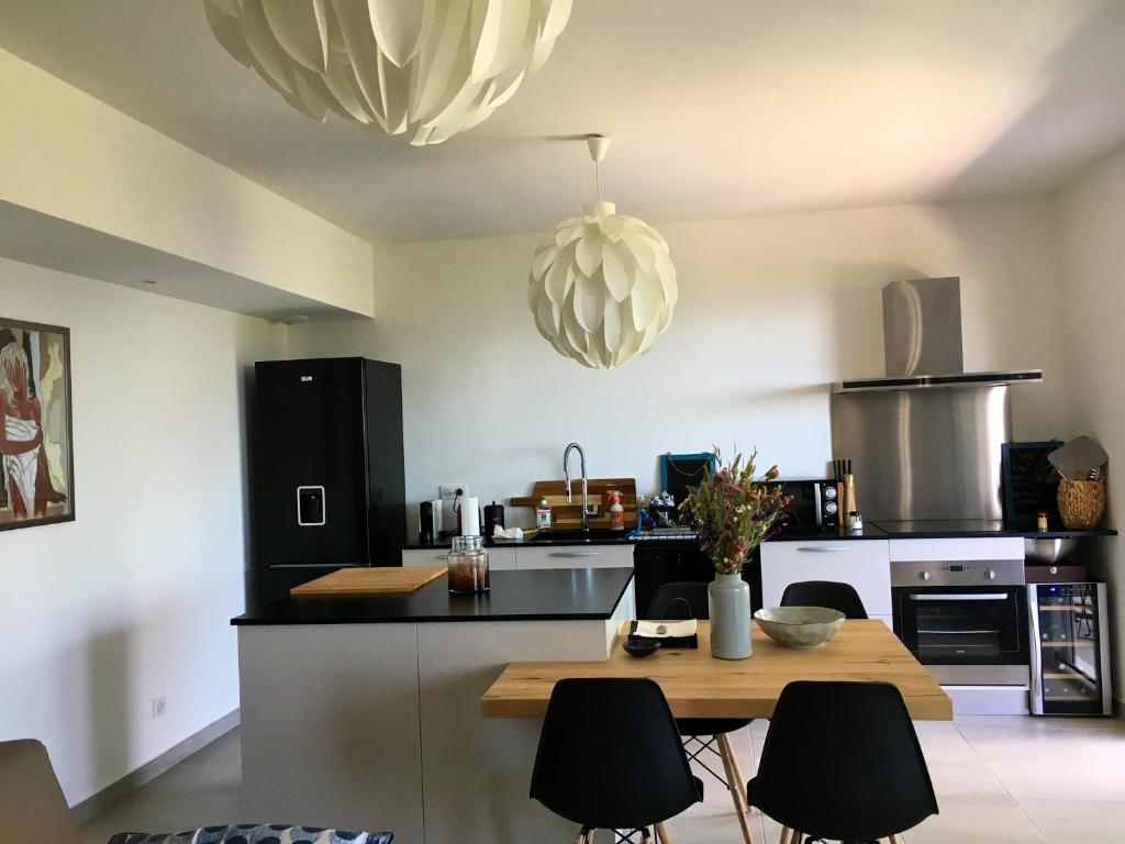 Kuchyňa alebo kuchynka v ubytovaní Appartement moderne à Bastia de 57 m² avec vue mer exclusive