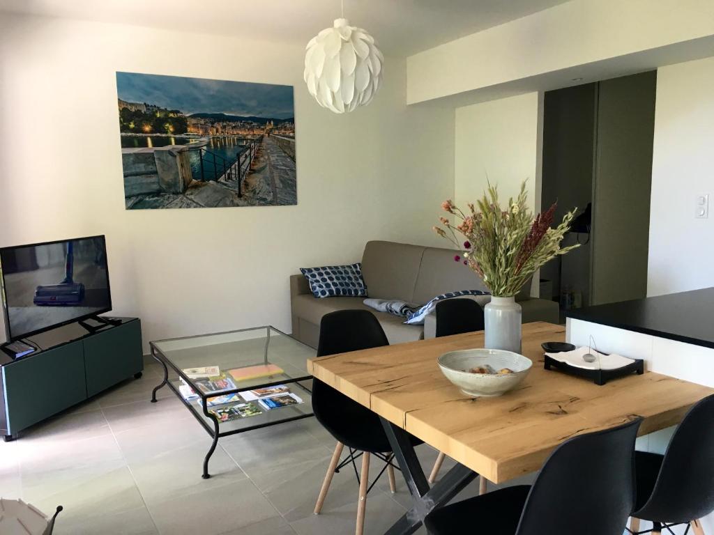 Posedenie v ubytovaní Appartement moderne à Bastia de 57 m² avec vue mer exclusive