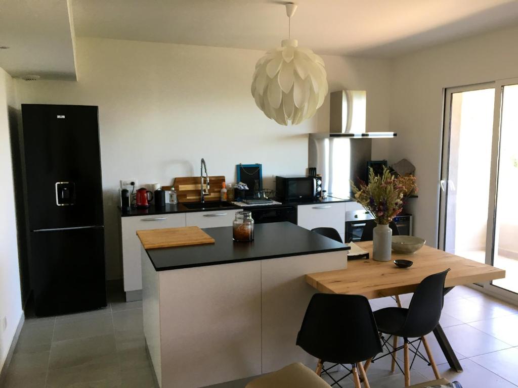 Kuchyňa alebo kuchynka v ubytovaní Appartement moderne à Bastia de 57 m² avec vue mer exclusive