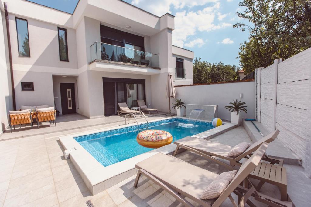 a villa with a swimming pool and a house at Mi Casa 2 in Vrdnik