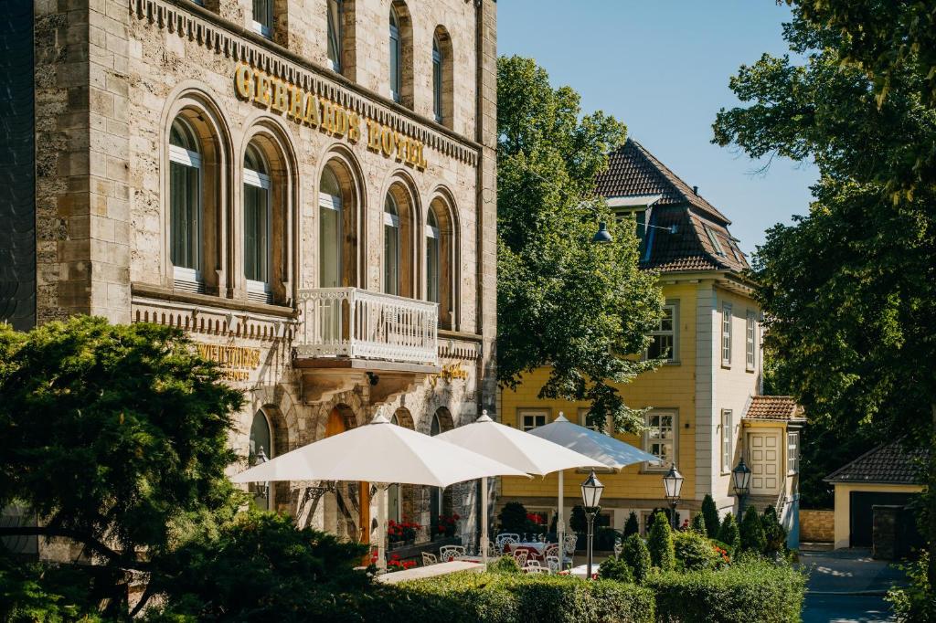 ein Gebäude mit einem weißen Regenschirm davor in der Unterkunft Romantik Hotel Gebhards in Göttingen