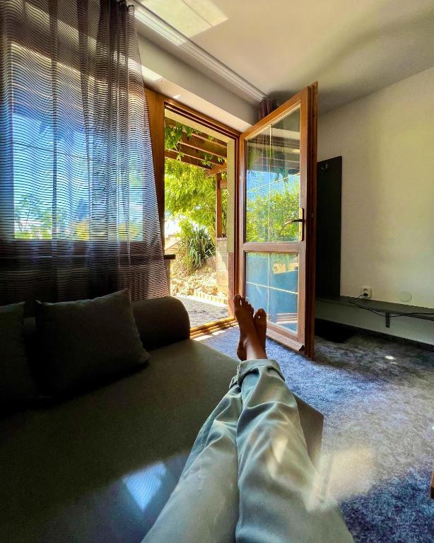A seating area at 659 apartments