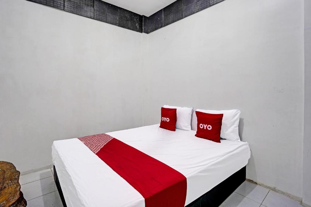 Tempat tidur dalam kamar di OYO 91612 Villa A1