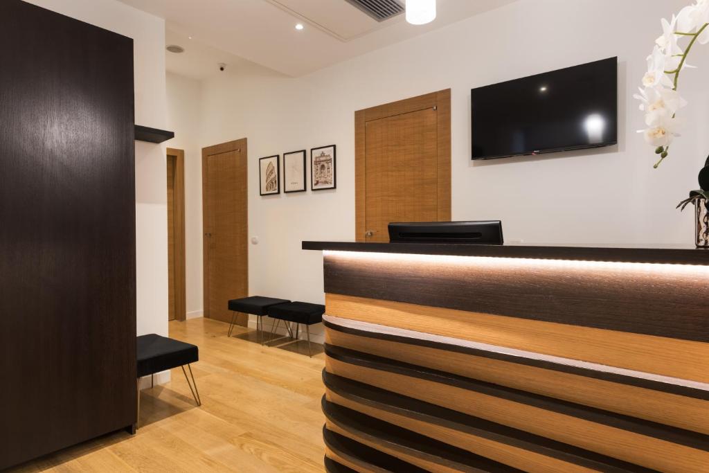 AT FORTY-ONE - Resim 9