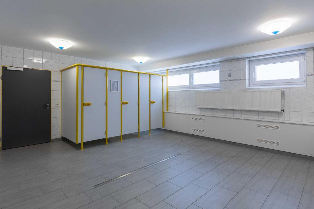 um quarto com cacifos e uma cozinha com uma janela em Knechtsand 433 em Cuxhaven