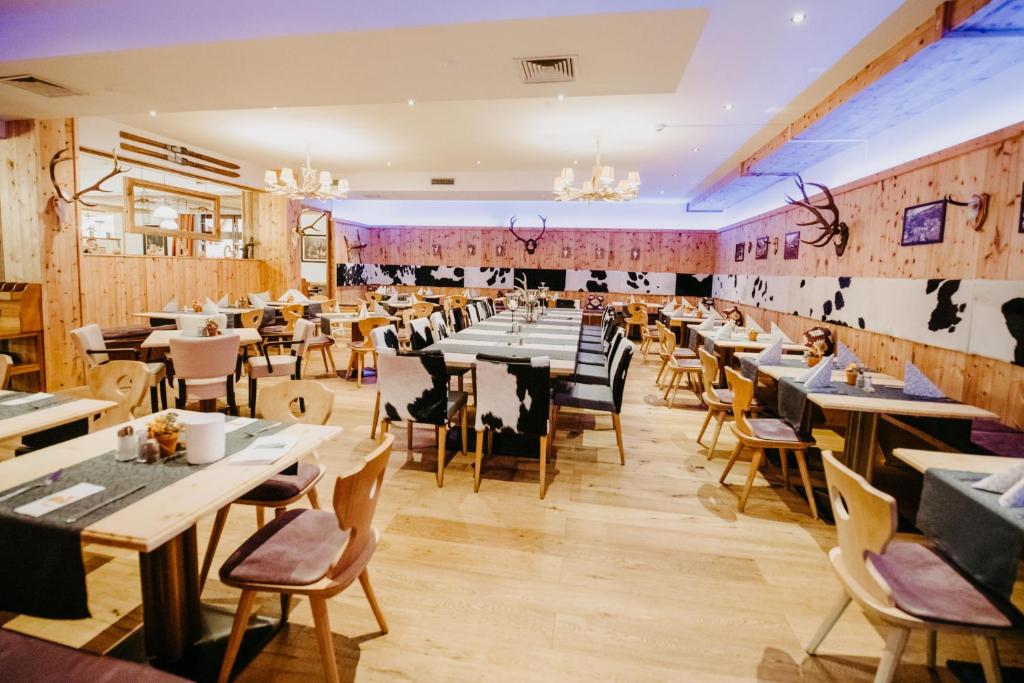 Reštaurácia alebo iné gastronomické zariadenie v ubytovaní Vitalhotel Gosau