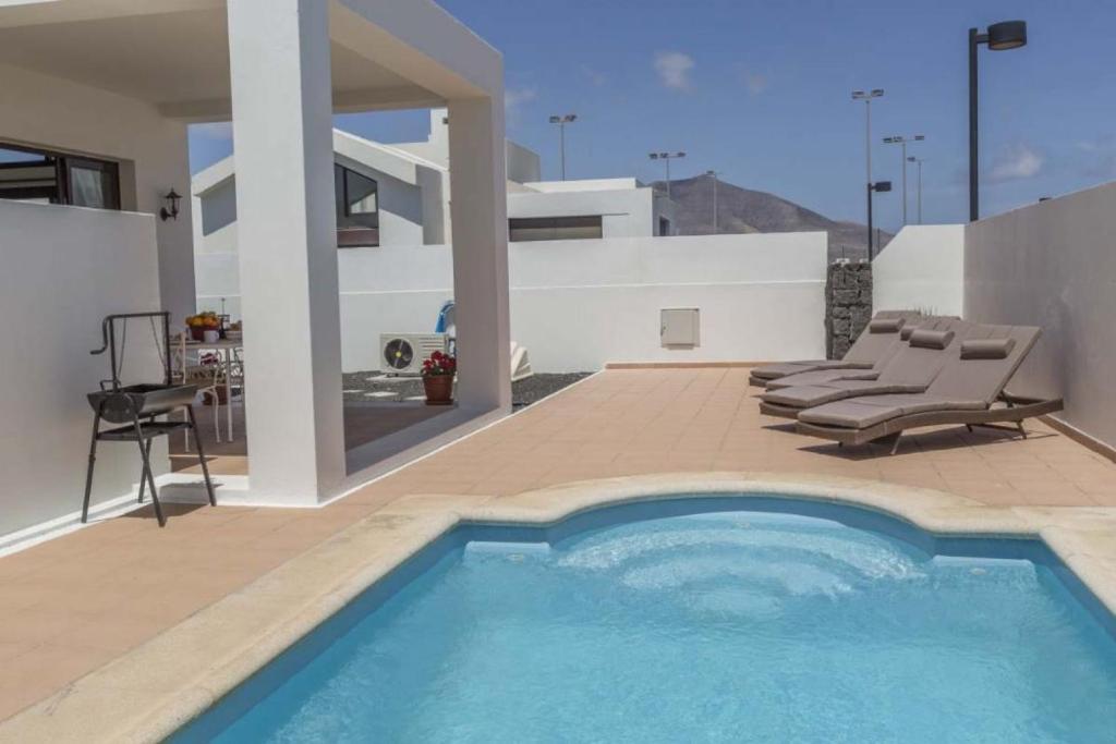 una piscina en medio de una casa en Casa Angelita Y Pablo, en Playa Blanca