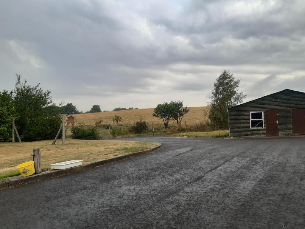 an empty road next to a small building at Gîte des Marais in Vaux-sur-Sûre