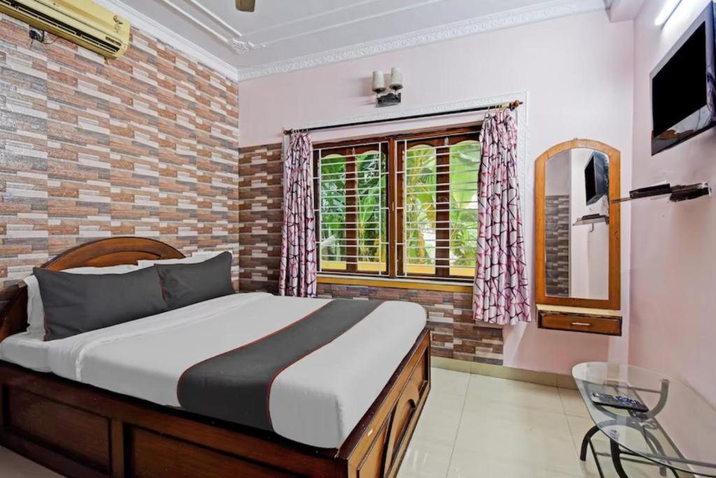 a bedroom with a bed and a window at Goroomgo Elite Stay Salt Lake Kolkata Near Metro Station in Kolkata