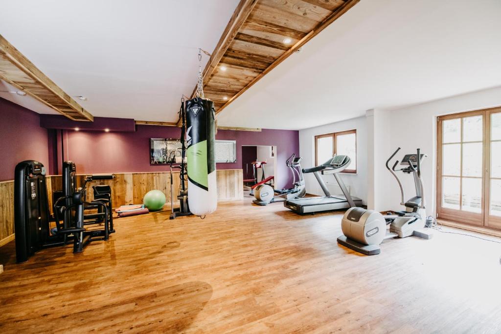 Posilňovňa alebo fitness centrum v ubytovaní Vitalhotel Gosau
