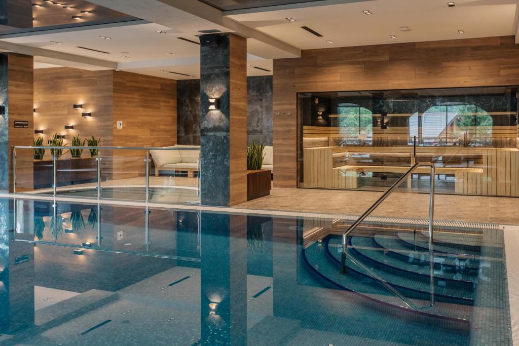 Bazén v ubytování Ведмежа гора Panorama Spa Resort nebo v jeho okolí
