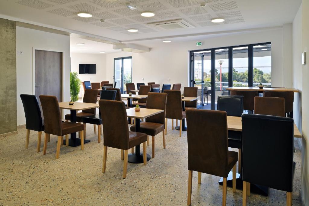 Telewizja i/lub zestaw kina domowego w obiekcie Résidence Easy Lodge