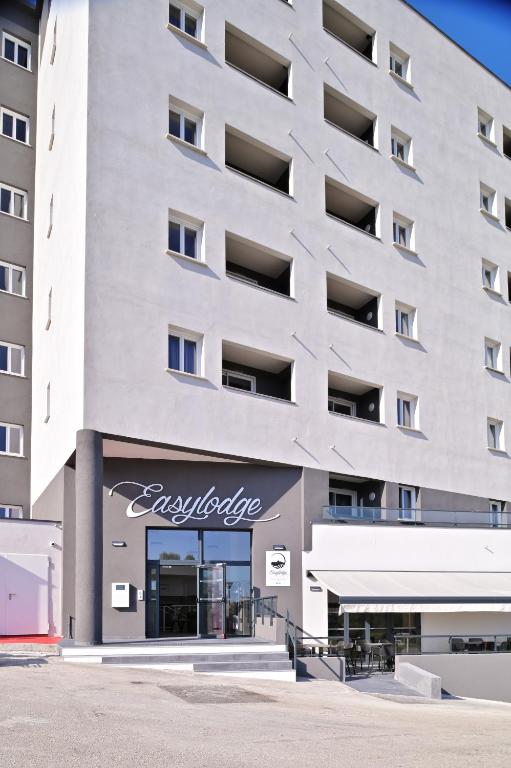Budynek, w którym mieści się aparthotel