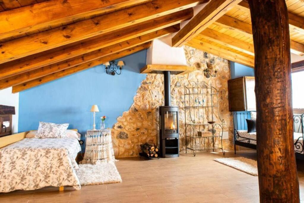 Postel nebo postele na pokoji v ubytování Casa Rural LA LAVANDA Lugar de ensueño en la Alcarria
