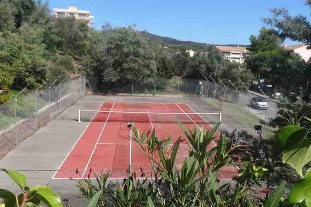Tenis a/nebo squash v ubytování Un coin de paradis 2 ou 4 personnes refait à neuf nebo okolí