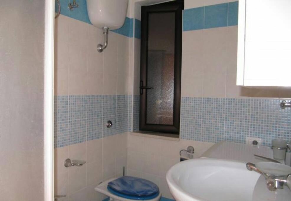 a bathroom with a tub and a toilet and a sink at Appartamento con terrazzo sul mare. in Capo Rizzuto