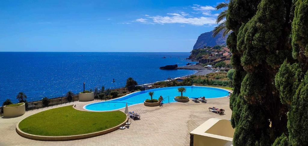 O vedere a piscinei de la sau din apropiere de Luxury Sea View Apartment
