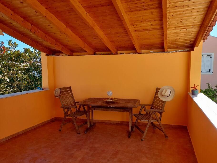 een eetkamer met een tafel en 2 stoelen bij Nafplio cozy maisonette in Nafplio