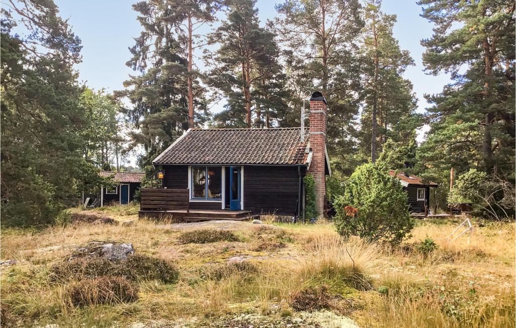 uma pequena casa no meio de um campo em Amazing Home In kersberga With Sauna, 4 Bedrooms And Wifi em Akersberga