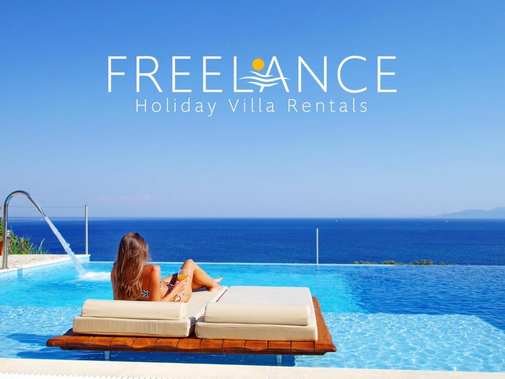 Bazén v ubytovaní Villa Kalypso Infinity Pool Villa alebo v jeho blízkosti