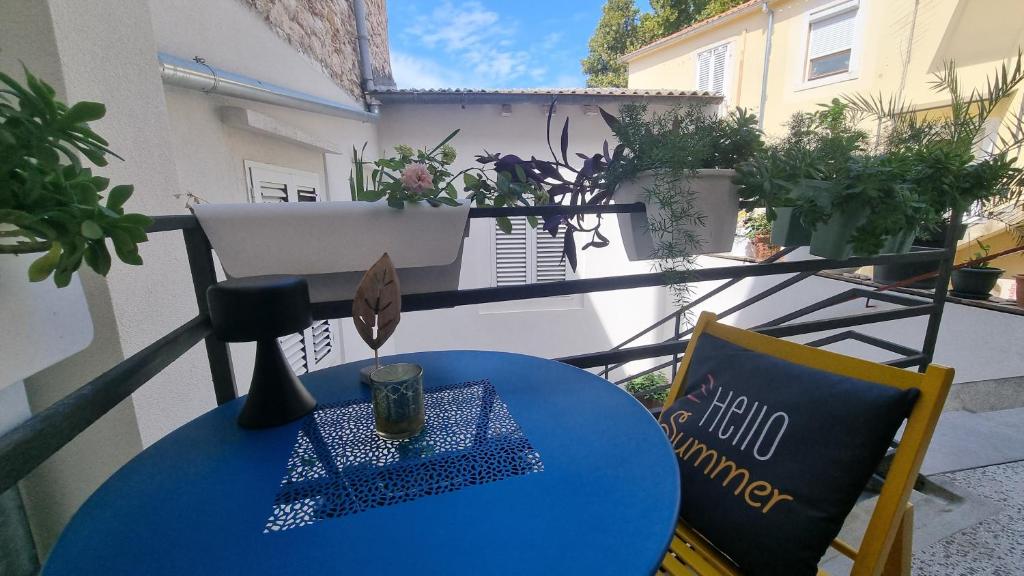 d'une table bleue et de deux chaises sur un balcon. dans l'établissement PLACE 4 U Studio Center, à Zadar
