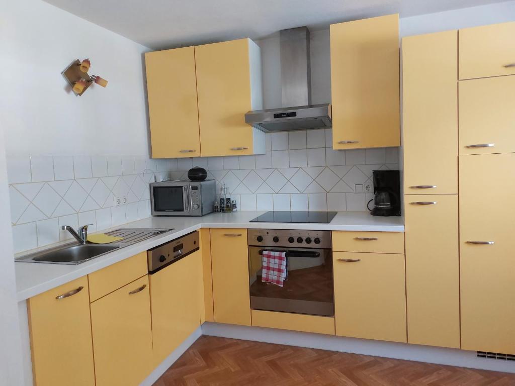 Kuchyň nebo kuchyňský kout v ubytování Grimmingapartment Maier