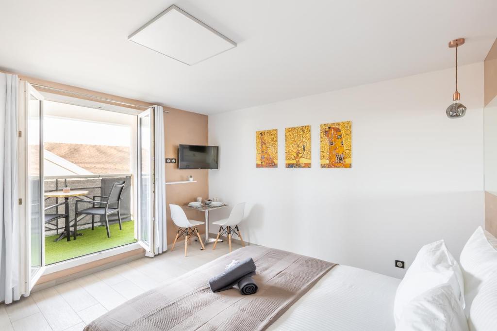une chambre avec un lit et un balcon avec une table dans l'établissement Double Studio 6 Persons near Disney - Fairytale Factory, à Bussy-Saint-Georges