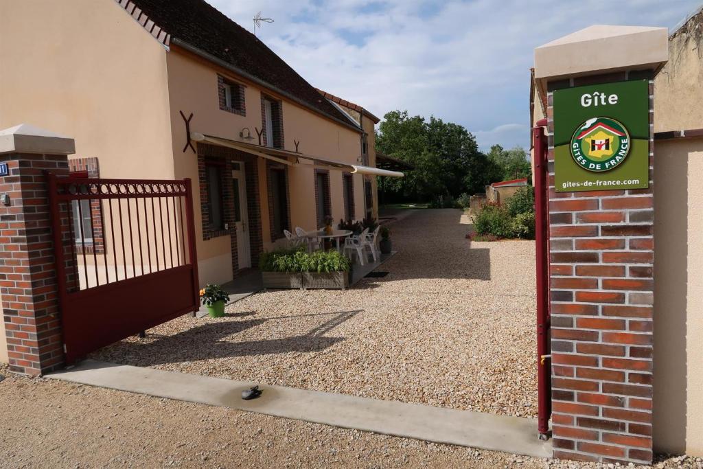 a gate to a building with a sign on it at Les Prés de Bondus in Chéu