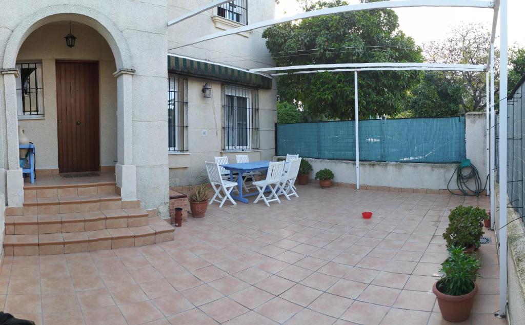 patio ze stołem i krzesłami na domu w obiekcie Casa playa Bajo de Guía-Centro w mieście Sanlúcar de Barrameda