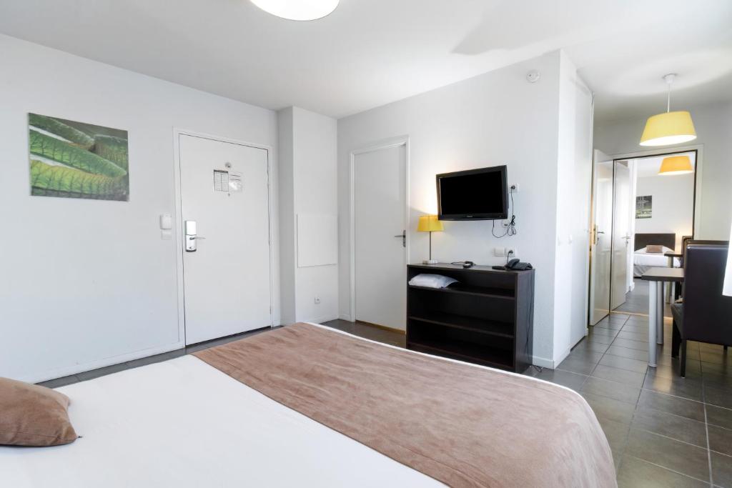 All Suites Appart Hôtel - Pau - Zénith - Two Connecting Studio (1-4 Adults)