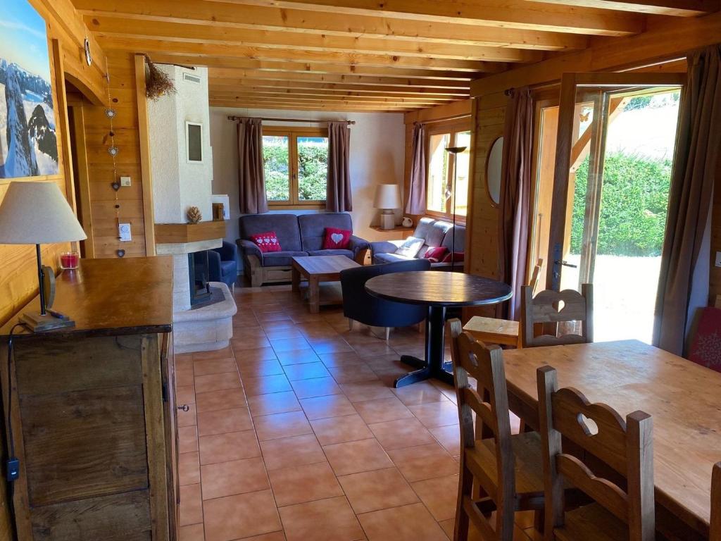 - un salon avec un canapé et une table dans l'établissement Chalet La Clusaz, 6 pièces, 10 personnes - FR-1-459-2, à La Clusaz