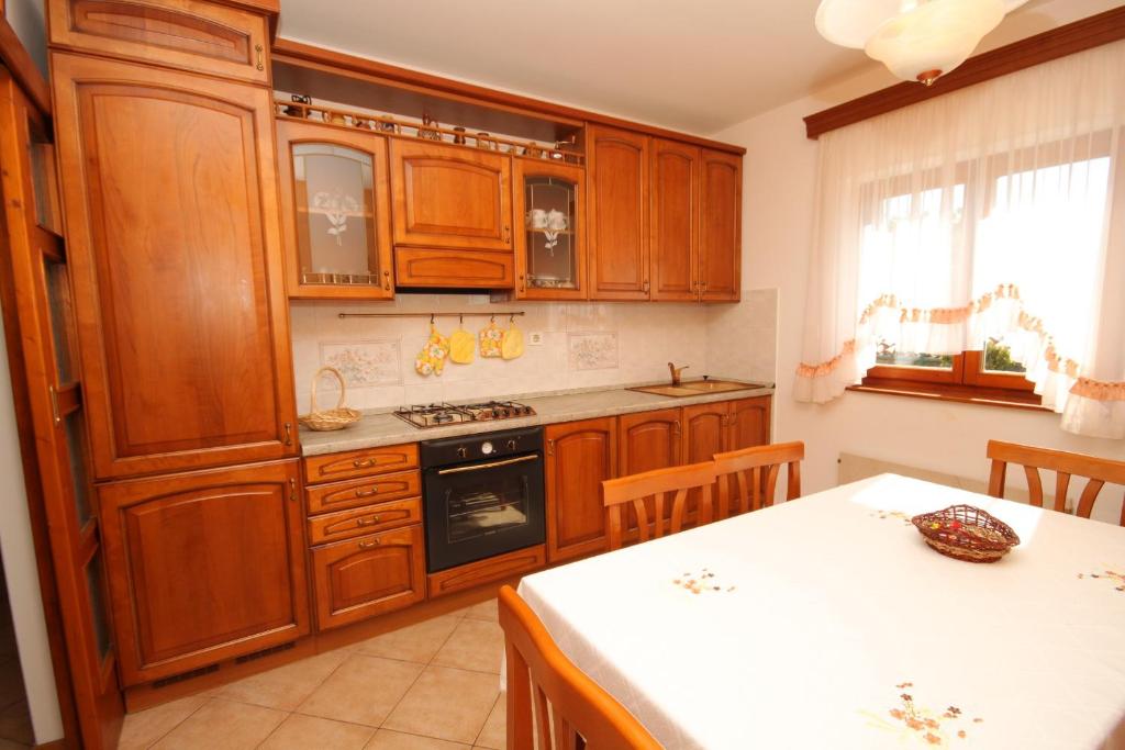 Fotografia z galérie ubytovania Family friendly house with a swimming pool Presika, Labin - 7363 v destinácii Labin