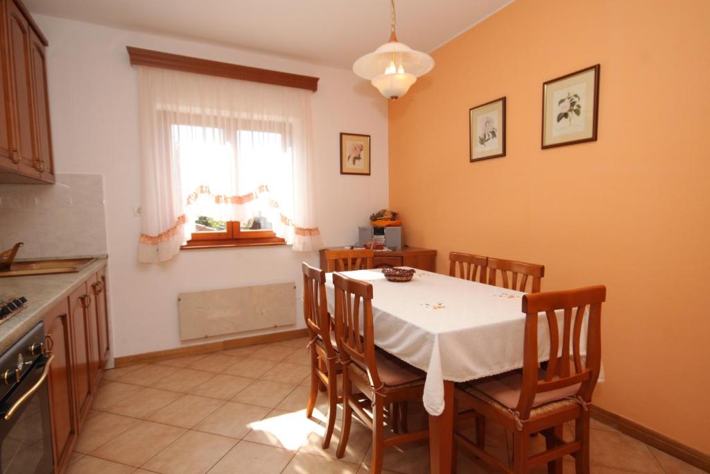 Fotografia z galérie ubytovania Family friendly house with a swimming pool Presika, Labin - 7363 v destinácii Labin