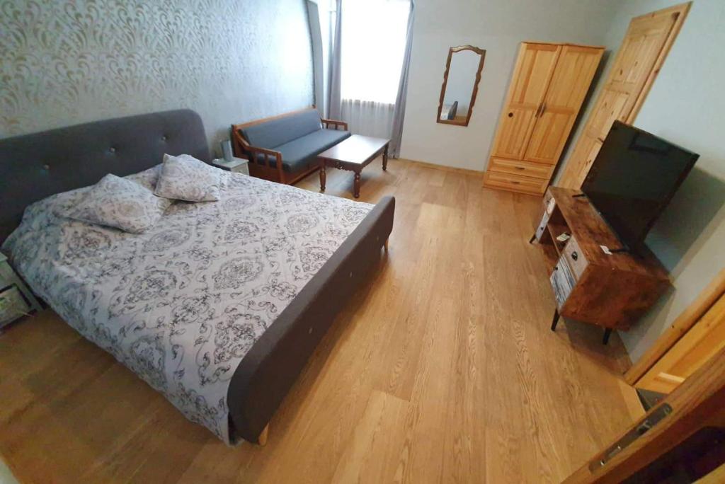 1 dormitorio con 1 cama, TV y mesa en Апартамент Барок 2 en Lovech