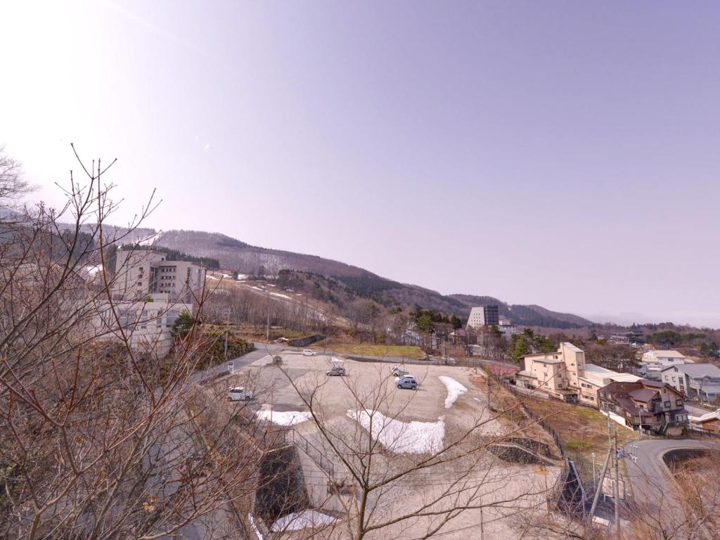 uma vista para uma cidade com uma montanha ao fundo em Kokyo em Zao Onsen