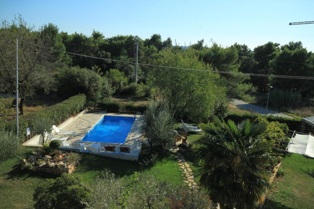 Bazén v ubytovaní Apartments with a swimming pool Pula - 7356 alebo v jeho blízkosti