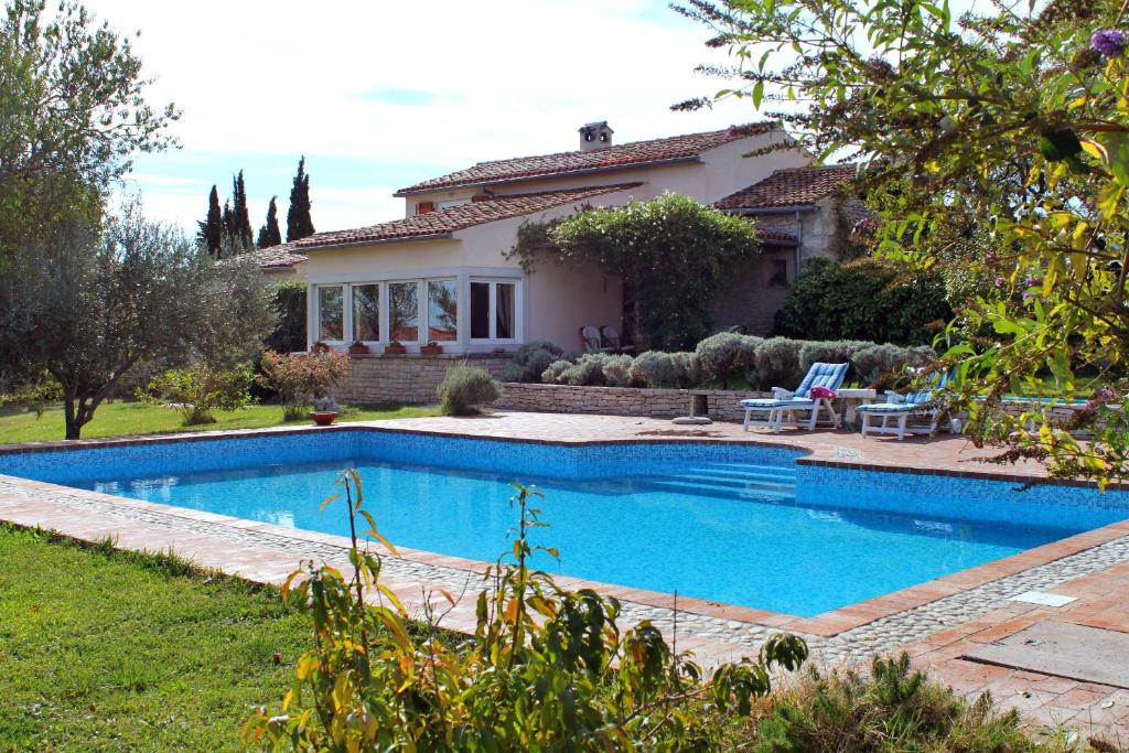 - une piscine en face d'une maison dans l'établissement Luxury villa with a swimming pool Kavran, Marcana - 7311, à Krnica