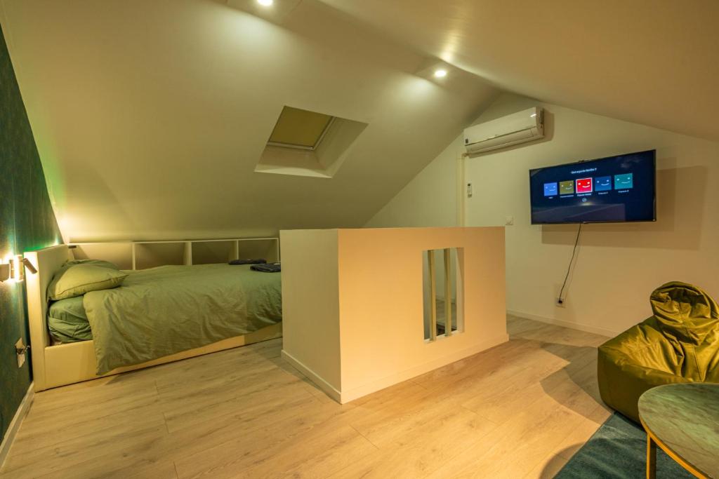 Televízia a/alebo spoločenská miestnosť v ubytovaní Capstay la Rhonelle - Netflix - 2 chambres - Cuisine